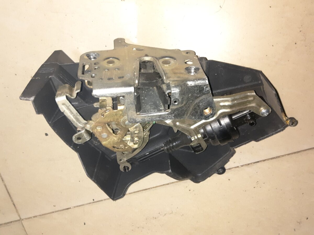 Замок задньої дверї, правої Mercedes-Benz E-Class W210 (1995-2003) 2027300635