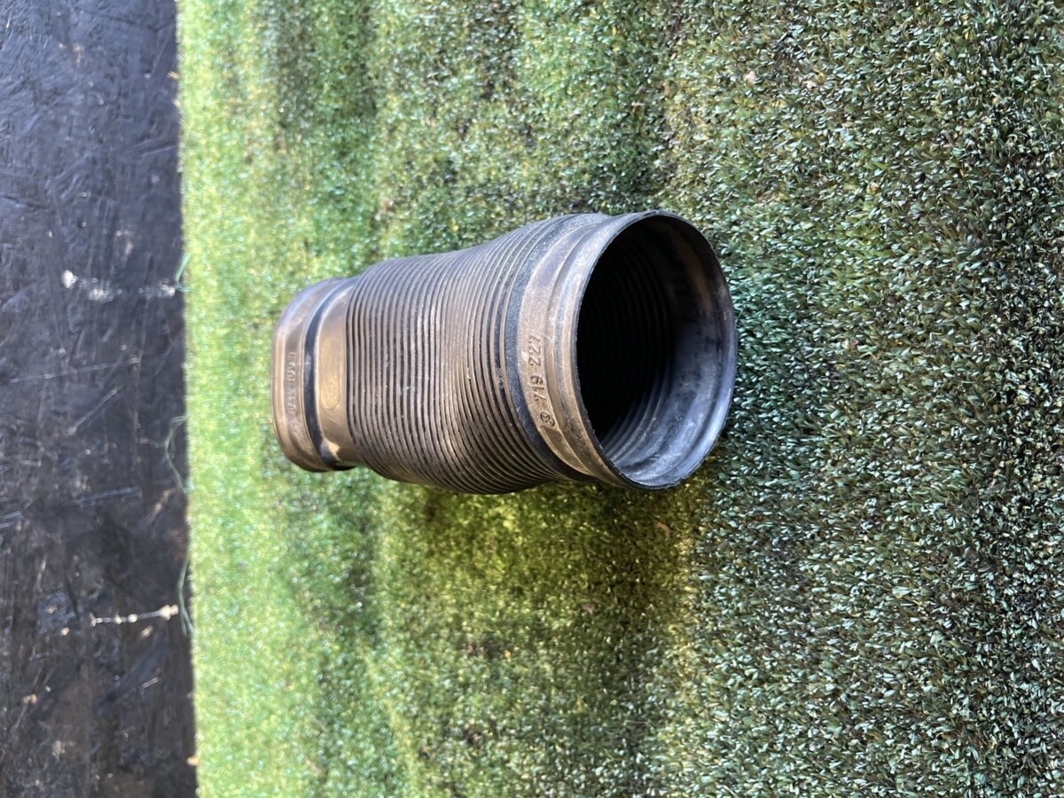 Патрубок Mercedes-Benz E-Class W211 (2002-2009) A6120940187