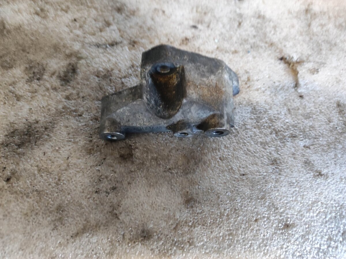 Кронштейн паливної рампи mercedes w220 3.2d Mercedes-Benz Sprinter 2000-2006 A6110780341