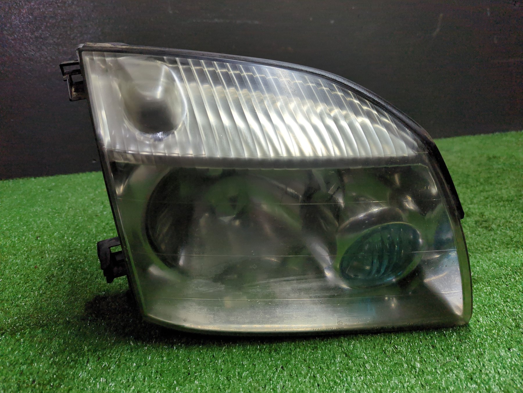 Фара передня права (дефект тріщина в корпусі ззаду) Nissan X-Trail T30 (2001-2007) 260108H925