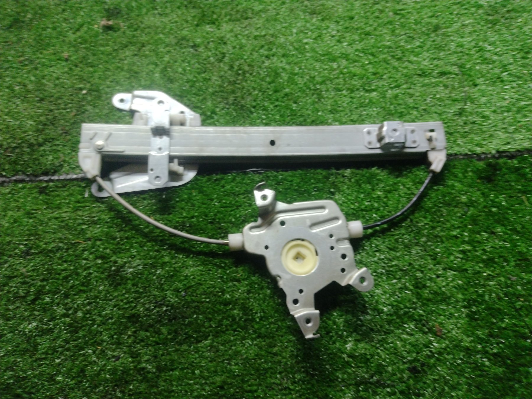 Механізм склопідйомника задніх правих дверей без моторчика Nissan X-Trail T30 (2001-2007) 827208H300