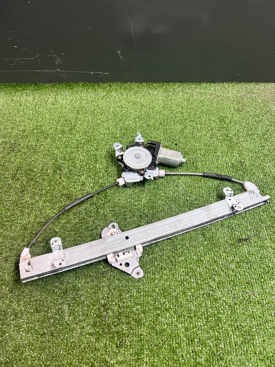 Моторчик скло підйомника передній правий Nissan X-Trail T30 (2001-2007) 8073089913