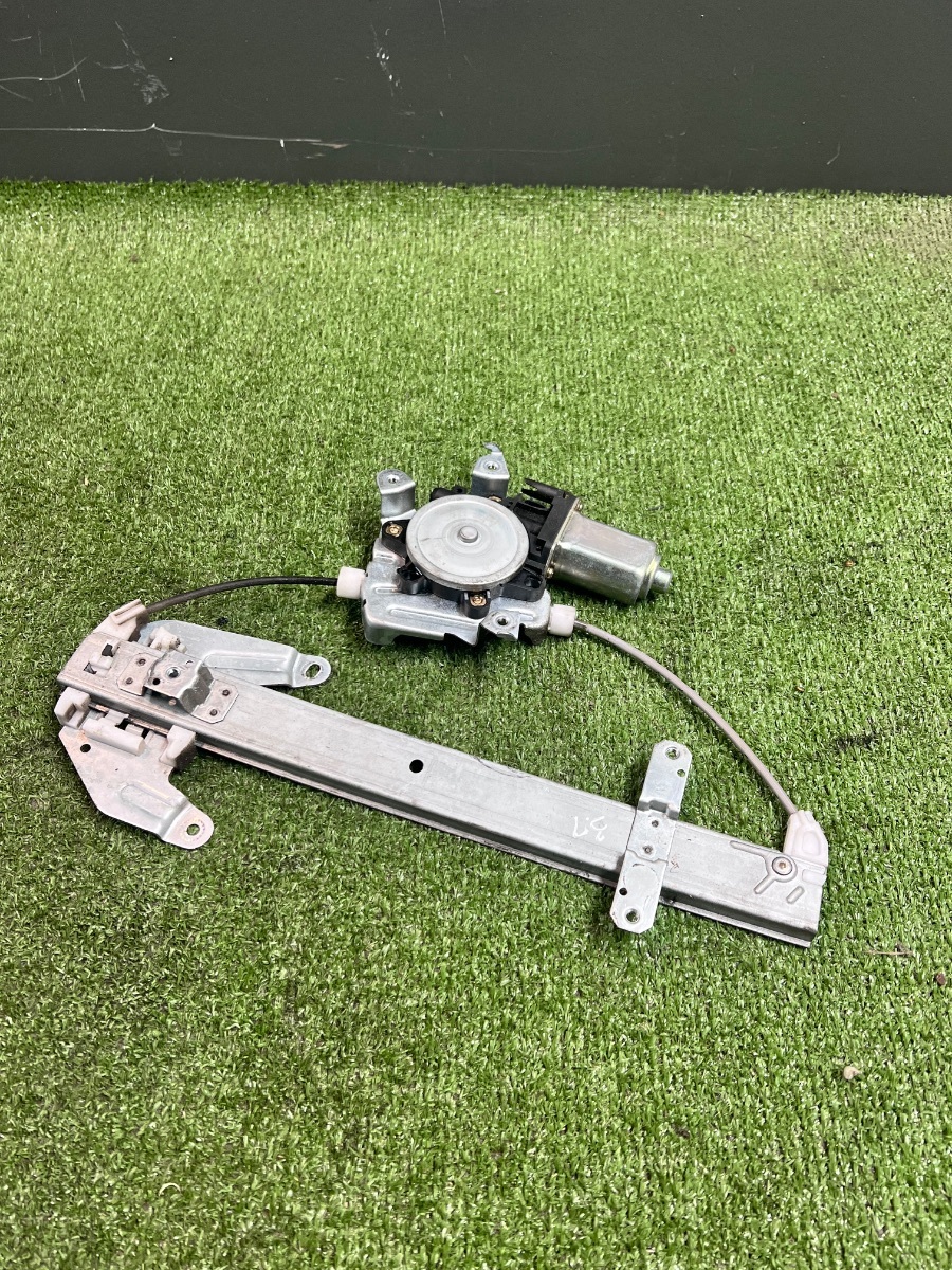 Моторчик скло підйомника правих дверей Nissan X-Trail T30 (2001-2007) 8073089913