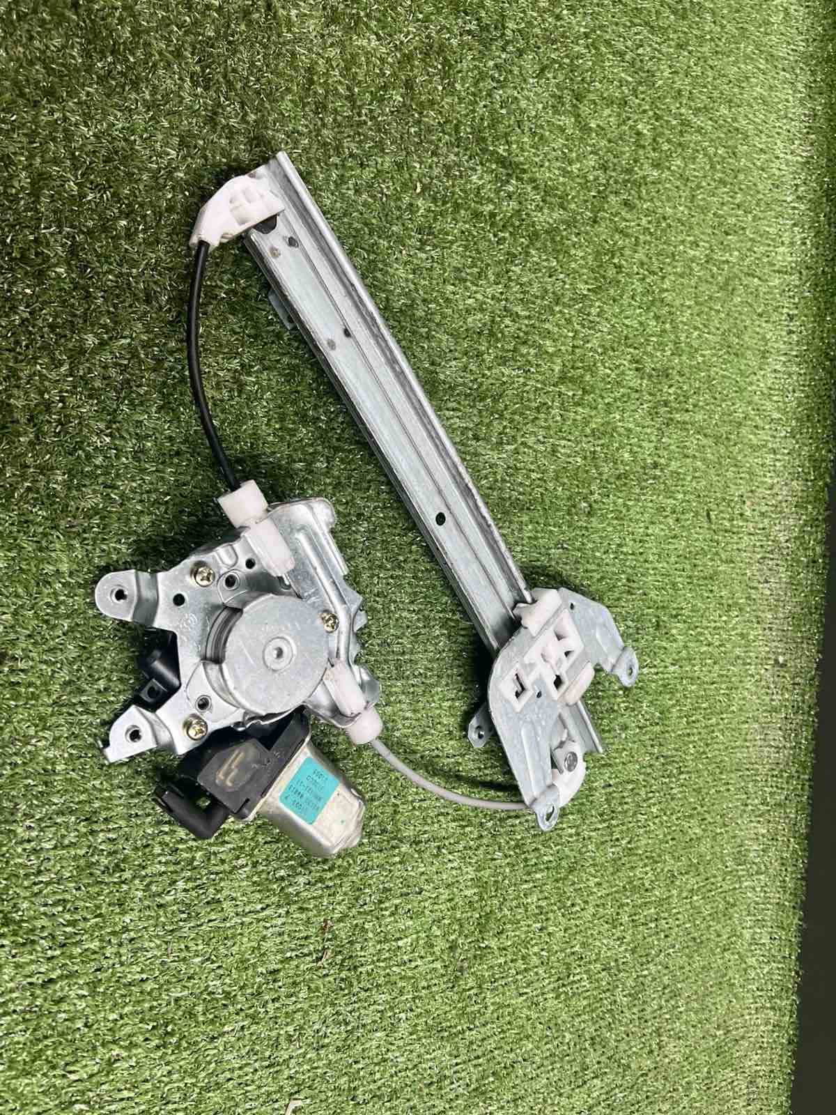 Моторчик склопідйомника дверей задніх правих Nissan X-Trail T30 (2001-2007) 8073089912