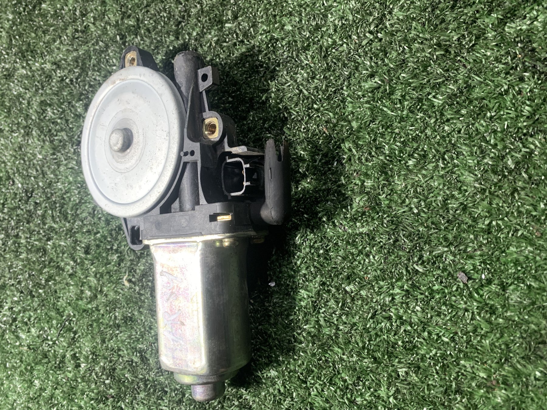 Моторчик склопідйомника передній правий Nissan X-Trail T30 (2001-2007) 8073089913