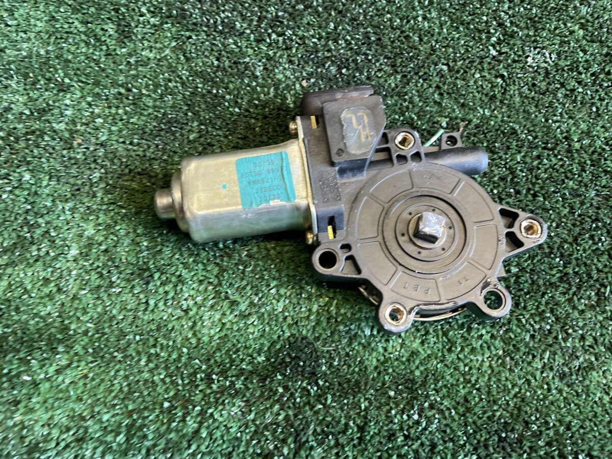 Моторчик склопідйомника задний правий Nissan X-Trail T30 (2001-2007) 8073089913