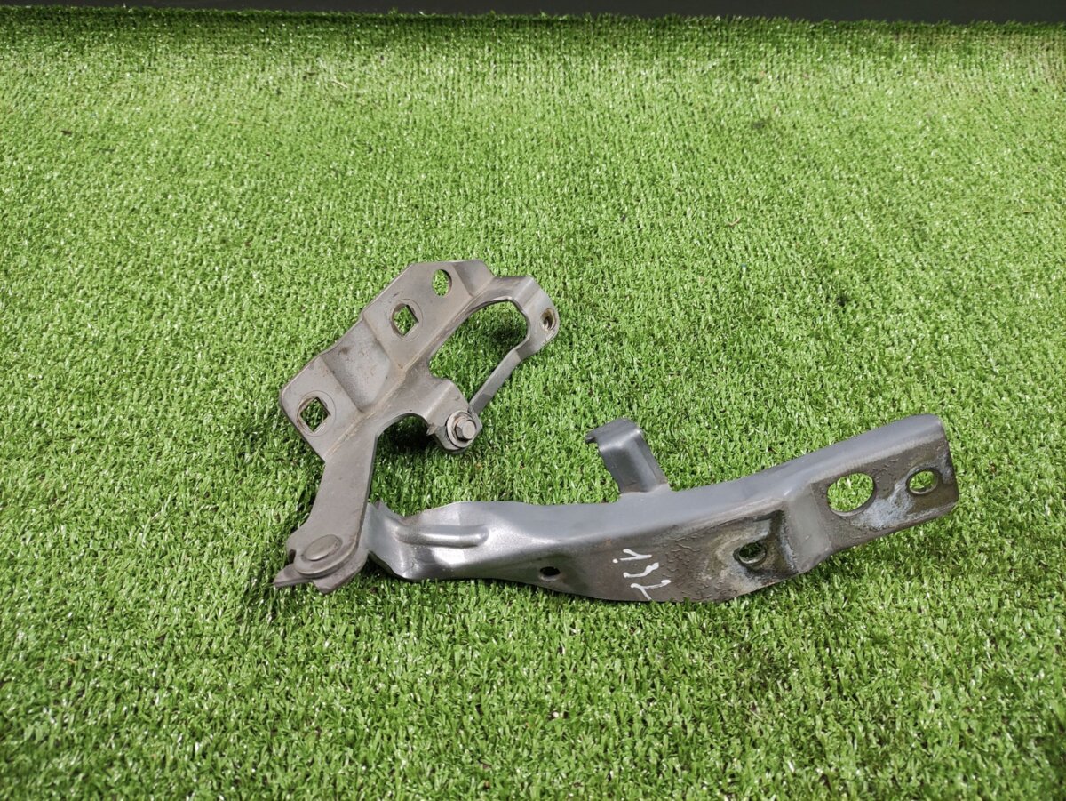 Петля капота ліва Nissan X-Trail T30 (2001-2007) 654018H300