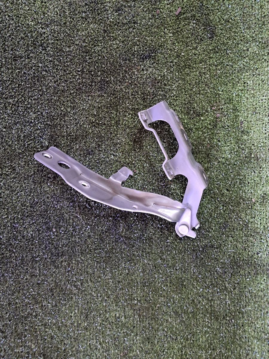 Петля капота, ліва Nissan X-Trail T30 (2001-2007) 654018H300