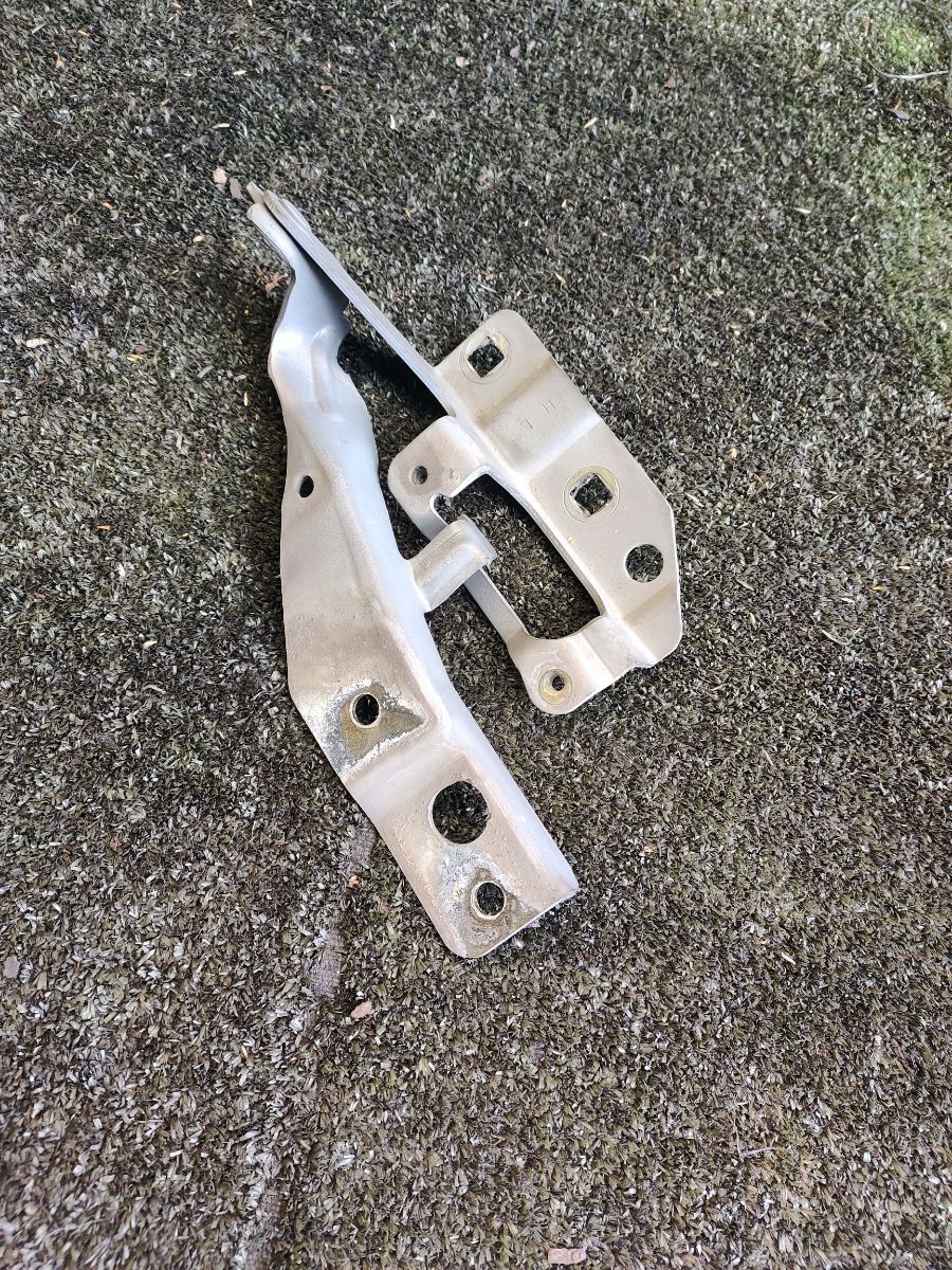 Петля капота ліва Nissan X-Trail T30 (2001-2007) 654018H300