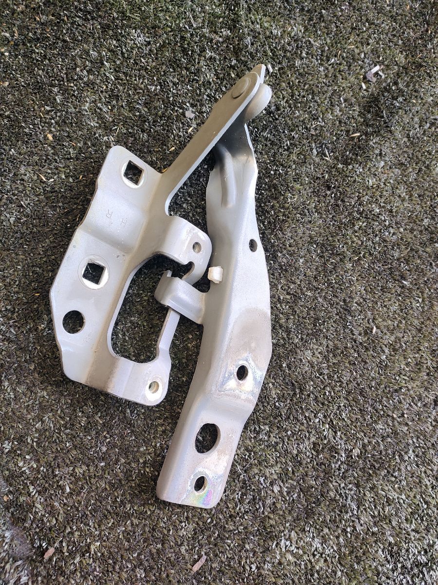 Петля капота, права Nissan X-Trail T30 (2001-2007) 654008H300