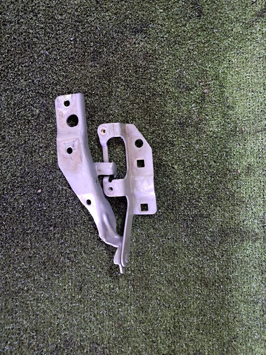 Петля капота права Nissan X-Trail T30 (2001-2007) 654008H300