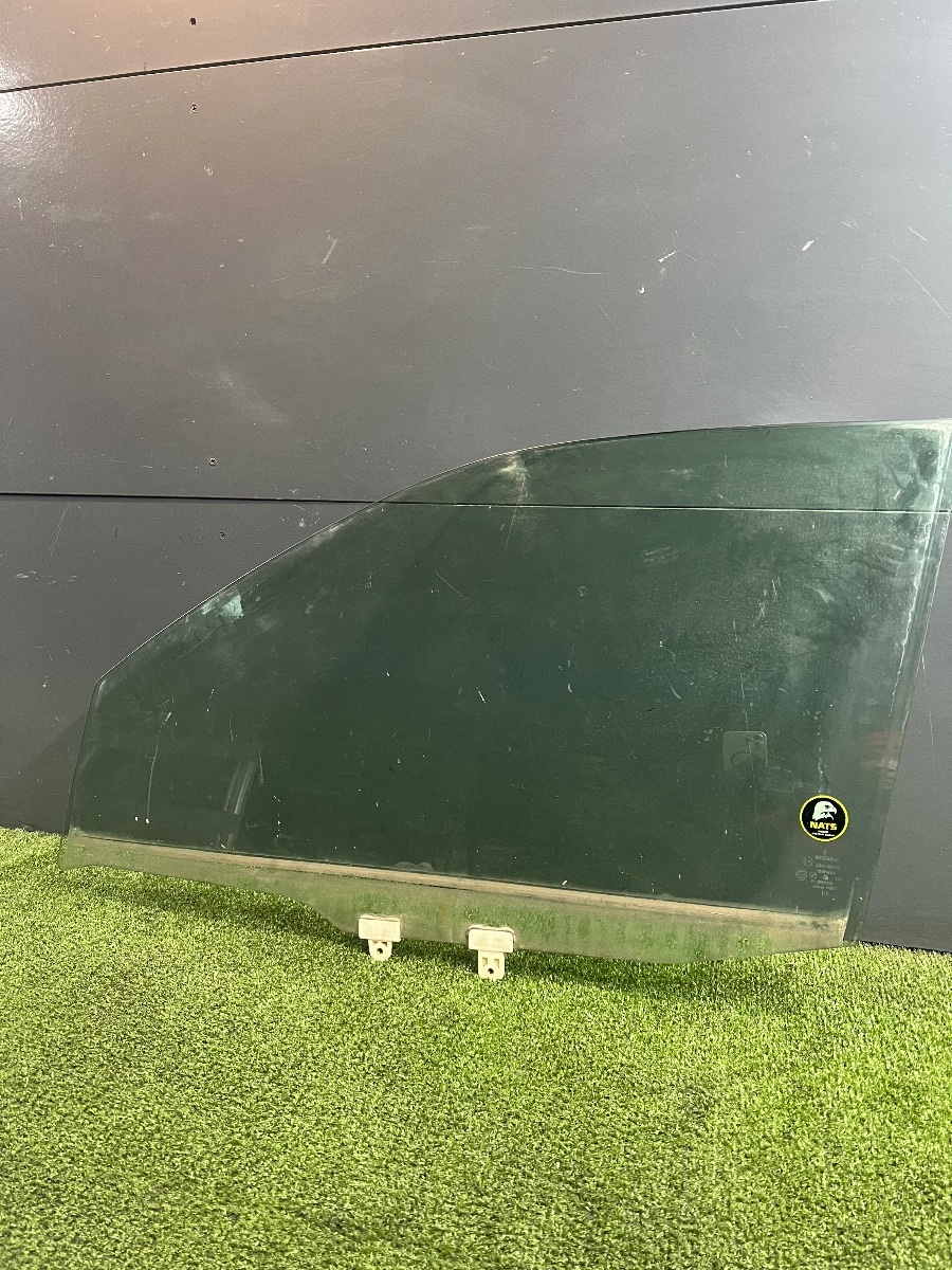 Скло дверей передніх лівих Nissan X-Trail T30 (2001-2007) 803018H300