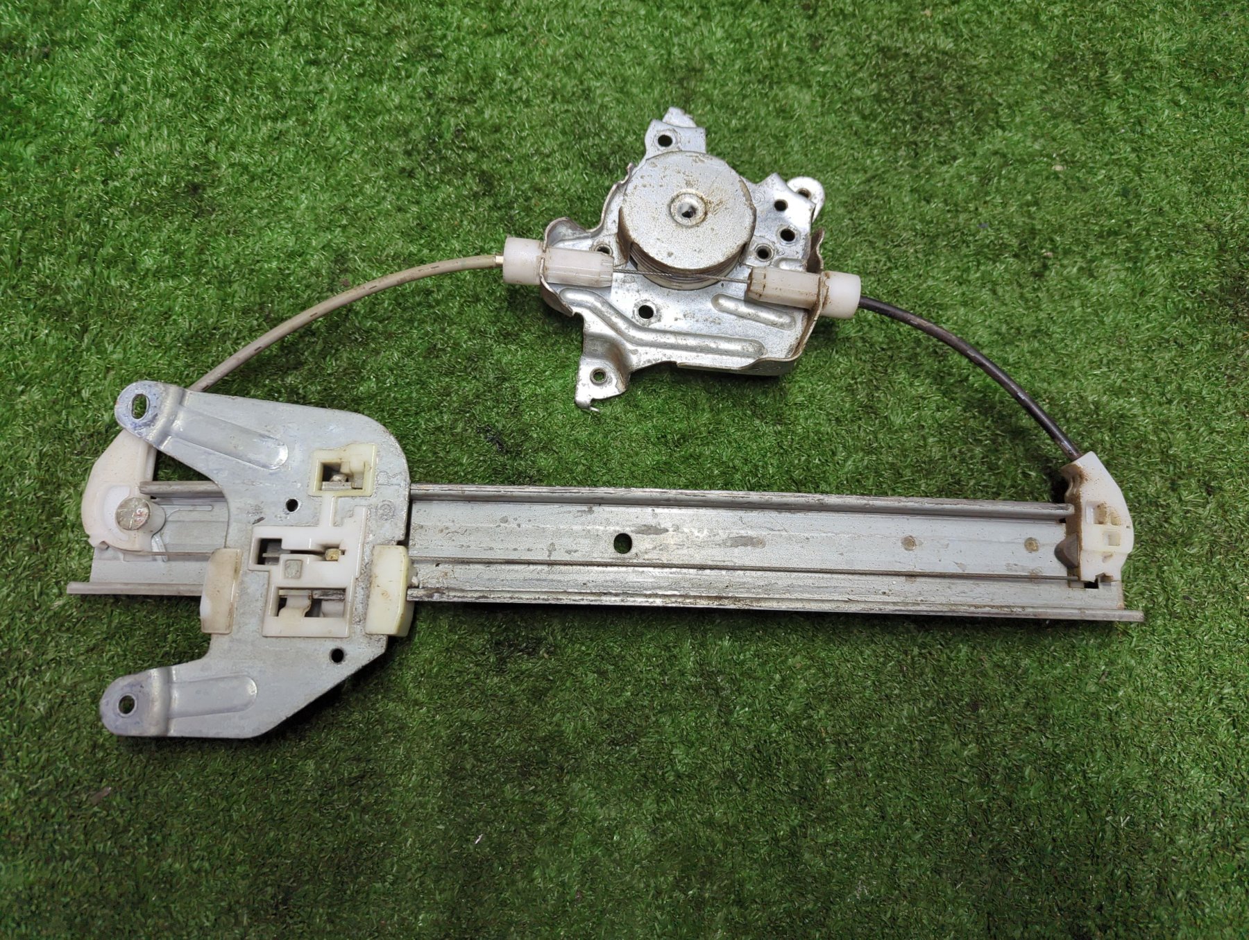 Скло підйомник задній правий Nissan X-Trail T30 (2001-2007) 827208H300