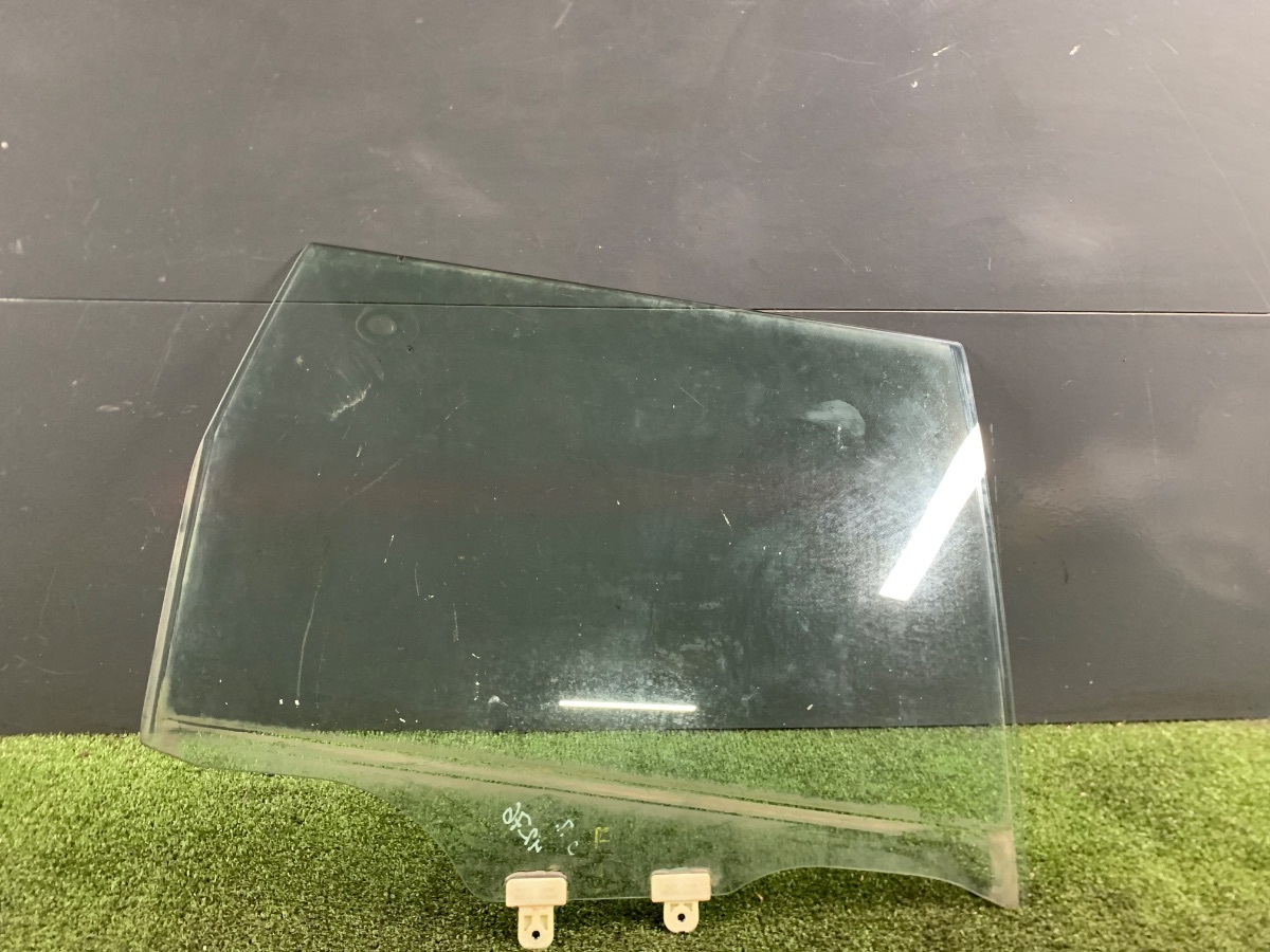 Скло задніх правих дверей Nissan X-Trail T30 (2001-2007) 823008H300