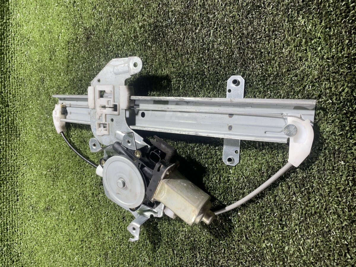 Склопідіймач задній правий Nissan X-Trail T30 (2001-2007) 827208H300