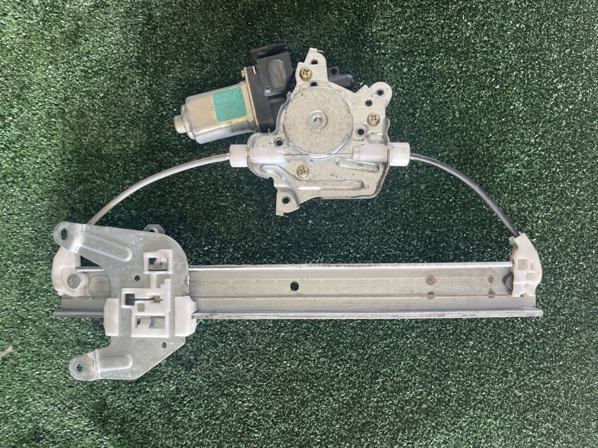 Склопідйомник задній правий Nissan X-Trail T30 (2001-2007) 827208H300