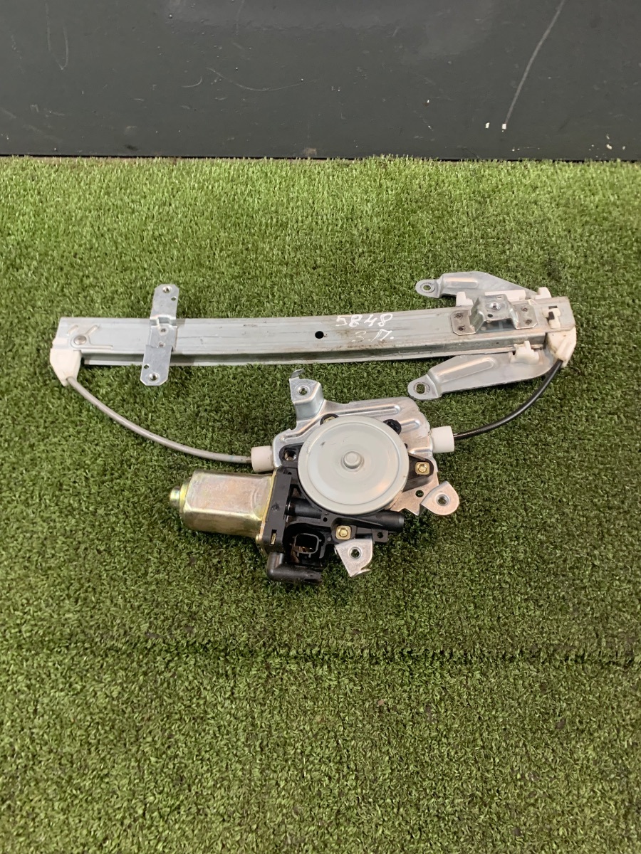 Трапеція склопідйомника в зборі задня права Nissan X-Trail T30 (2001-2007) 827208H300