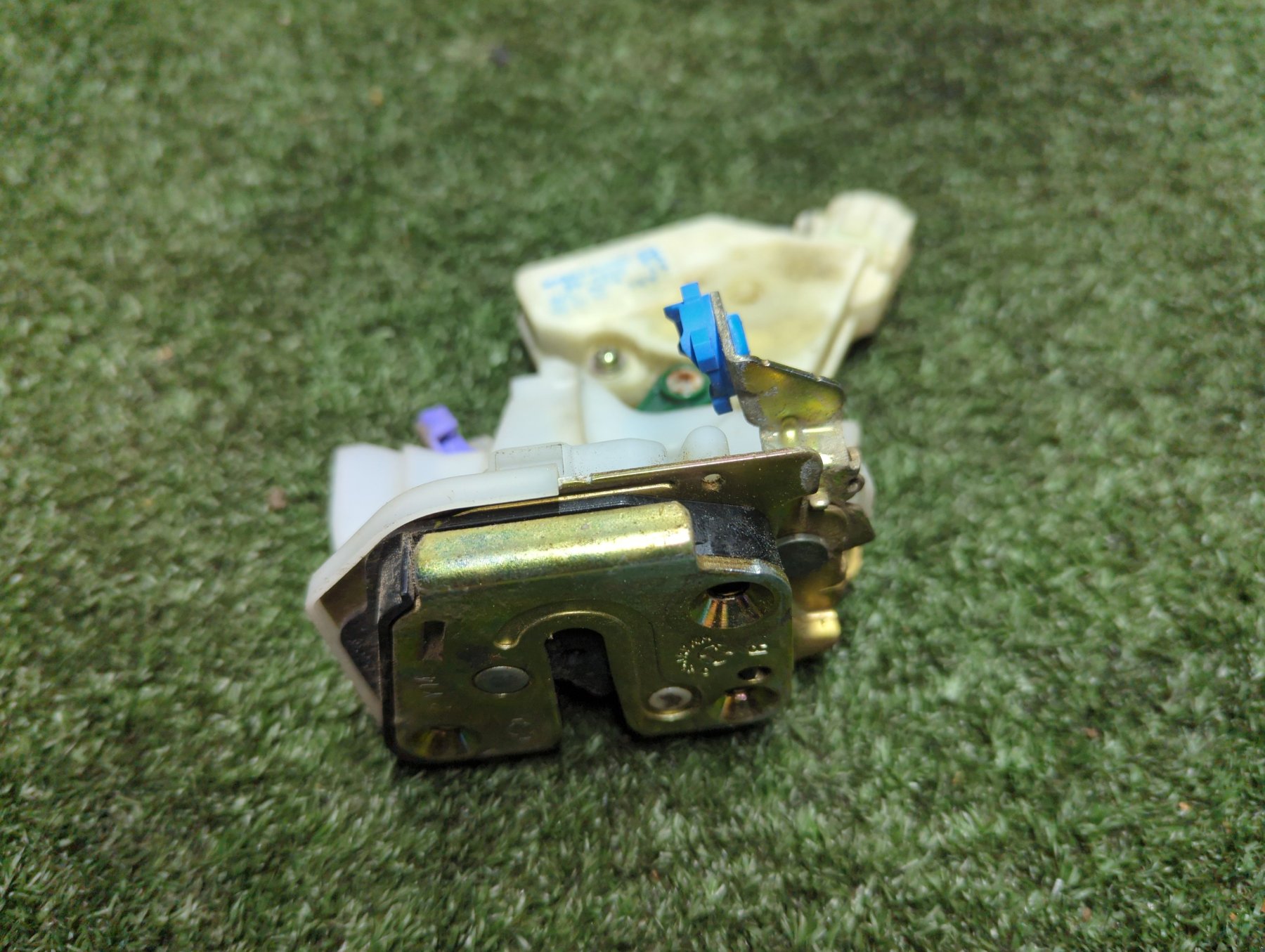 Замок дверей задній правий Nissan X-Trail T30 (2001-2007) 805524U300