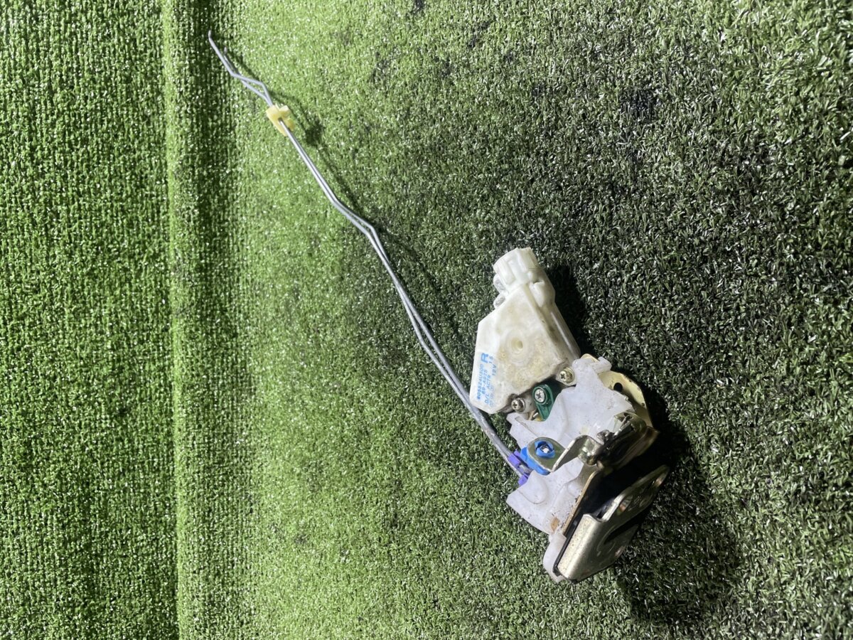 Замок двері задньої правої Nissan X-Trail T30 (2001-2007) 805524U300