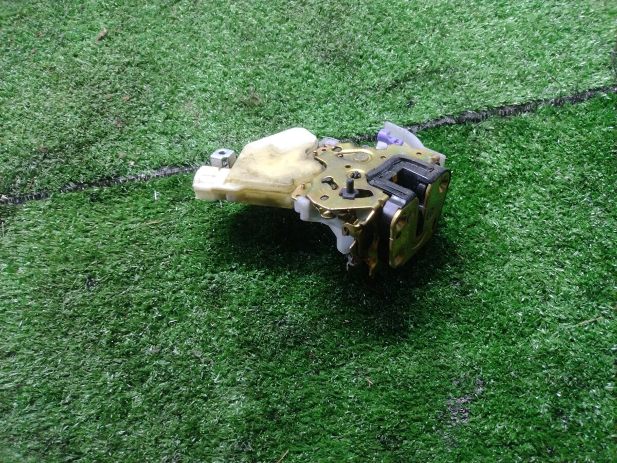 Замок задніх правих дверей Nissan X-Trail T30 (2001-2007) 805524U300