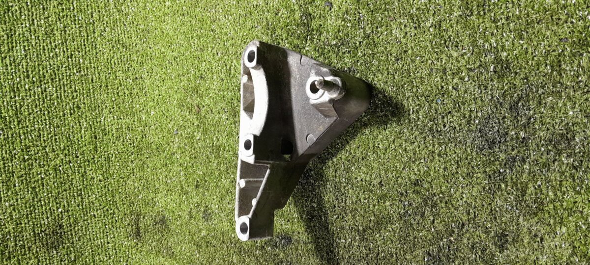 Кронштейн подушки двигуна правий k9k 1.5 dci Renault Kangoo I (1997-2009) 8200437464