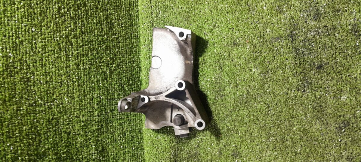 Кронштейн опори двигуна верхньої правий Renault Kangoo II (2008-2021) 8200101196