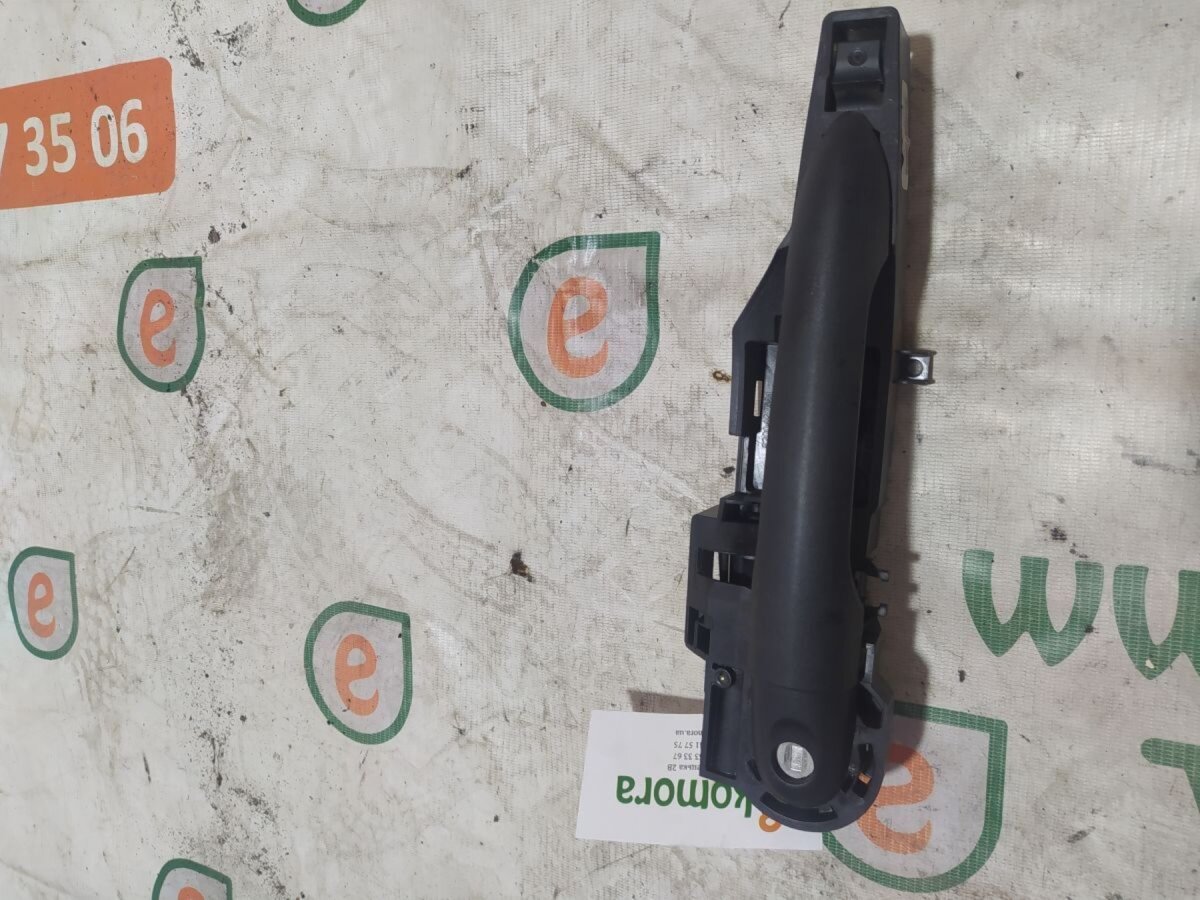 Ручка двери передней левой наружная Renault Kangoo II (2008-2021) 8200497521