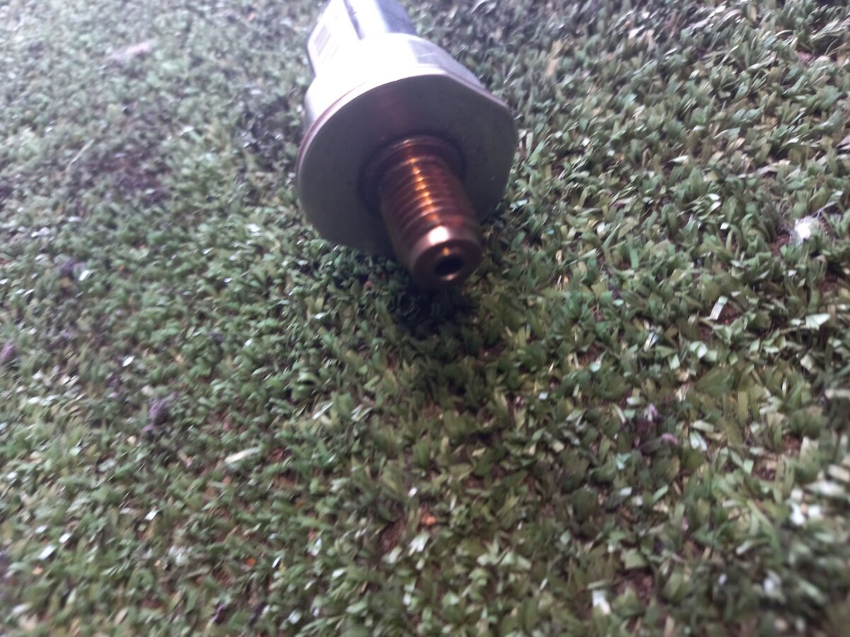 Датчик давления топлива в планке Renault Megane III (2008-2016) 5WS40039