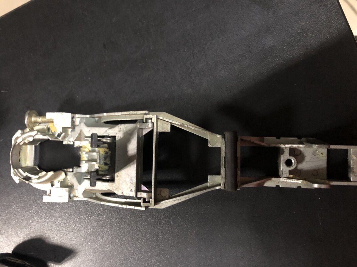 Тримач зовнішньої ручки дверей передньої лівої Skoda A5 8T (2007-2016) 3B0837885