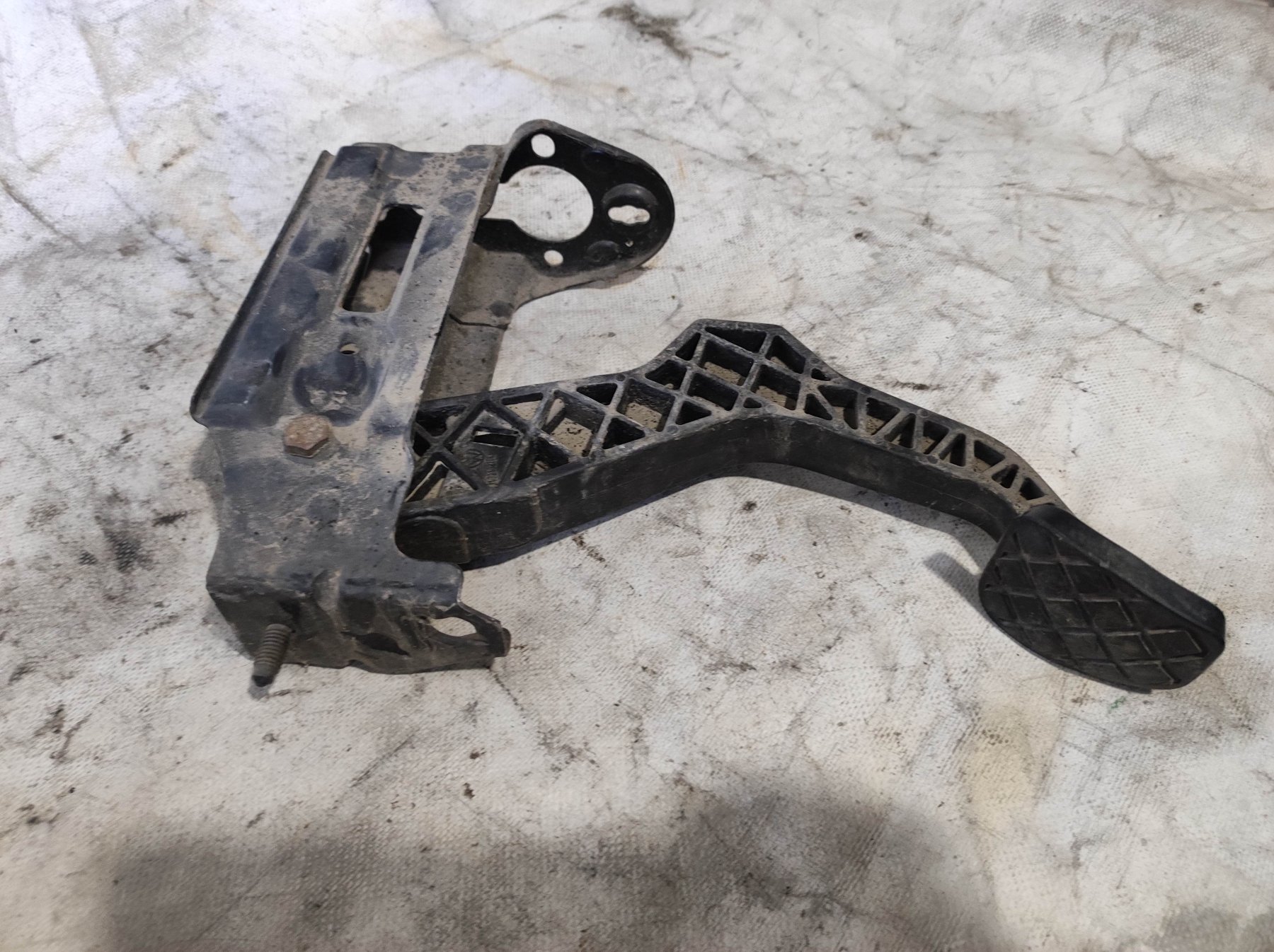 педаль і привід управління зчепленням; педаль зчеплення Skoda Octavia I (1996-2010) 1J1721321D