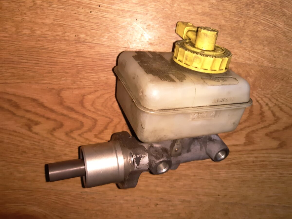 Тормозний ціліндр з бачком в зборі Skoda Octavia I (1996-2010) 1J1611301B