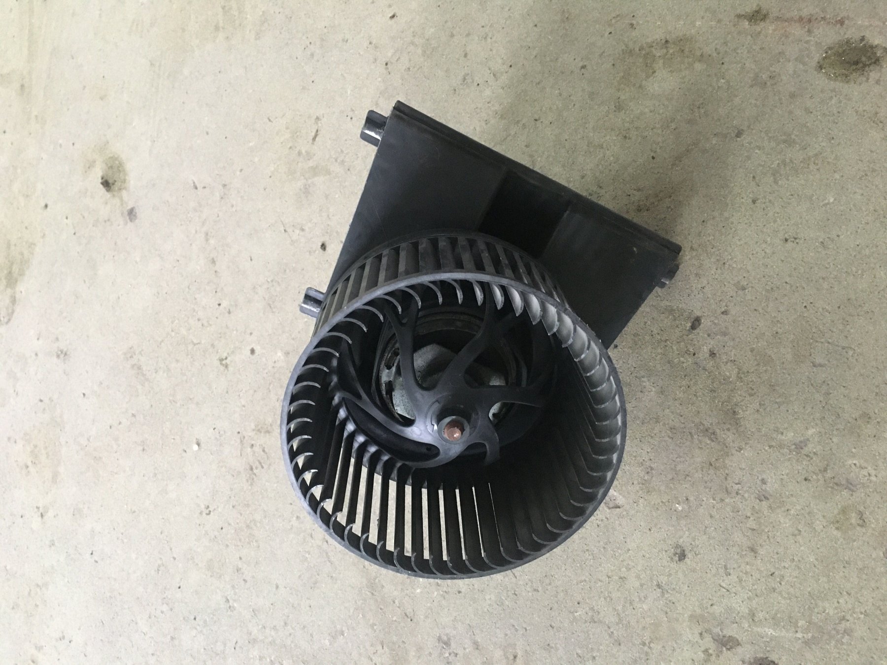 вентилятор грубки; електродвигуни (електродвигун обігрівача або розетка причепа штепсельная; Електромотор пічки; Моторчик пічки; Двигун вентилятора пічки (обігрівача салону)) Skoda Octavia I (1996-2010) 1J1819021