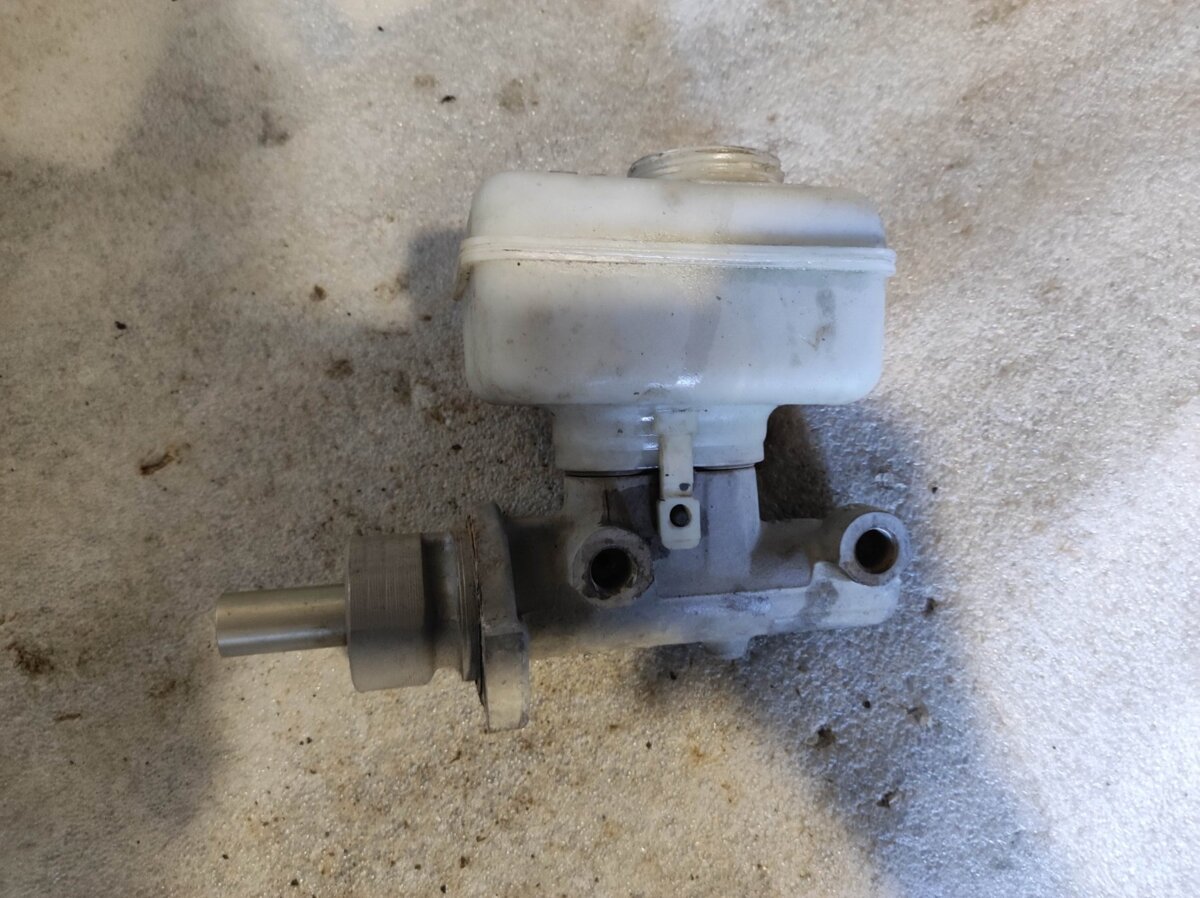 Головний гальмівний циліндр Skoda Octavia II (2004-2013) 21027099