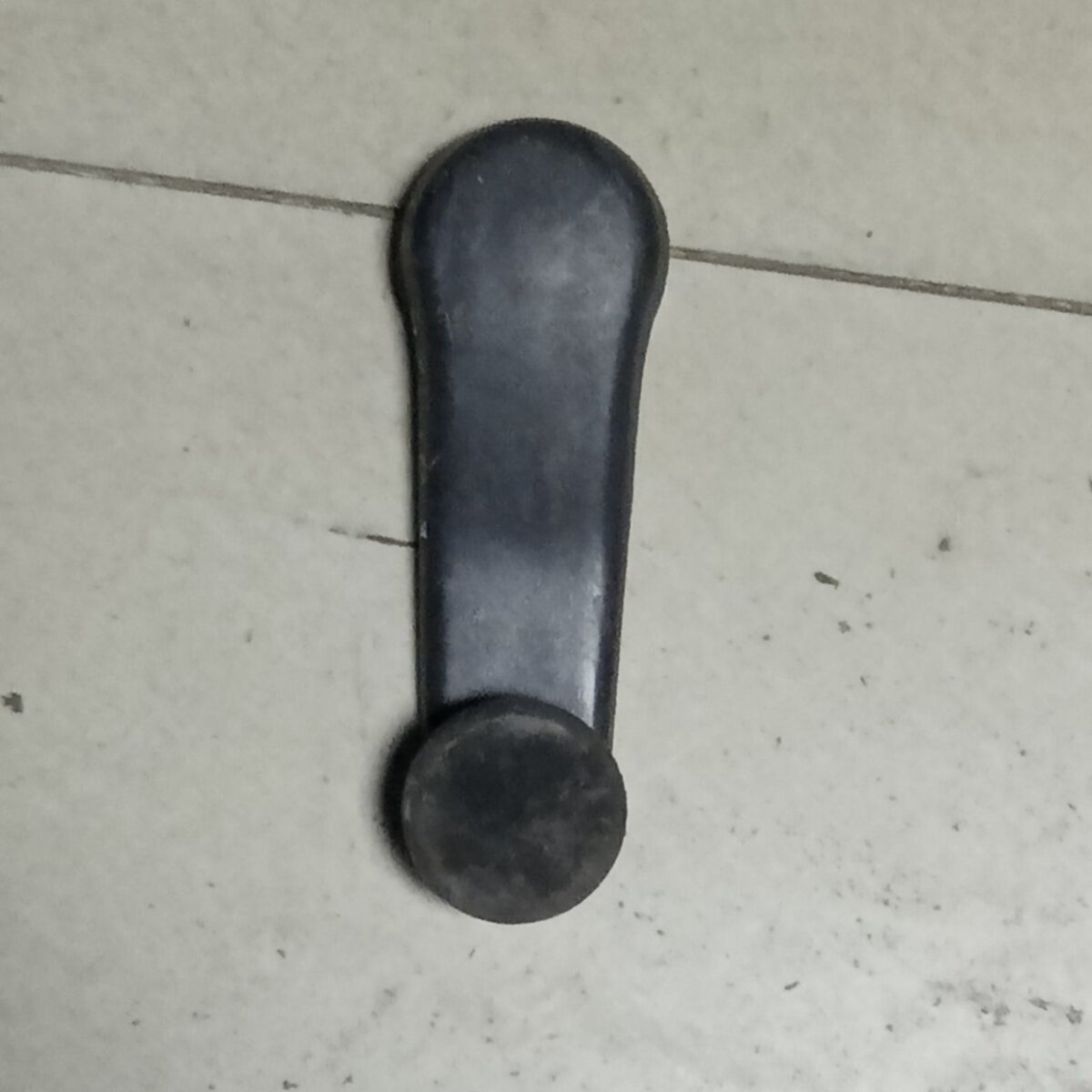 весла передні; ручка підйому скла двері, переднього; ручка склопідіймача переднього; ручка підйому скла дверей, переднього Skoda Octavia IV (2019-до тепер) 1H0837581