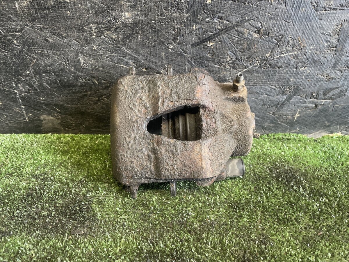 Супорт правий передній Skoda Rapid (2012-2019) 1K0615124E