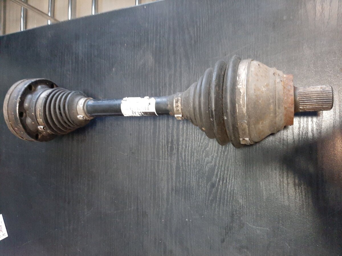 вал приводу, передній лівий; ліва піввісь; піввісь (привід передня, ліва; Піввісь передня ліва; Привід в зборі лівий; Привід диференціала; Привід передній лівий; Приводний вал) Skoda Superb II (2008-2015) 1K0407271BJ