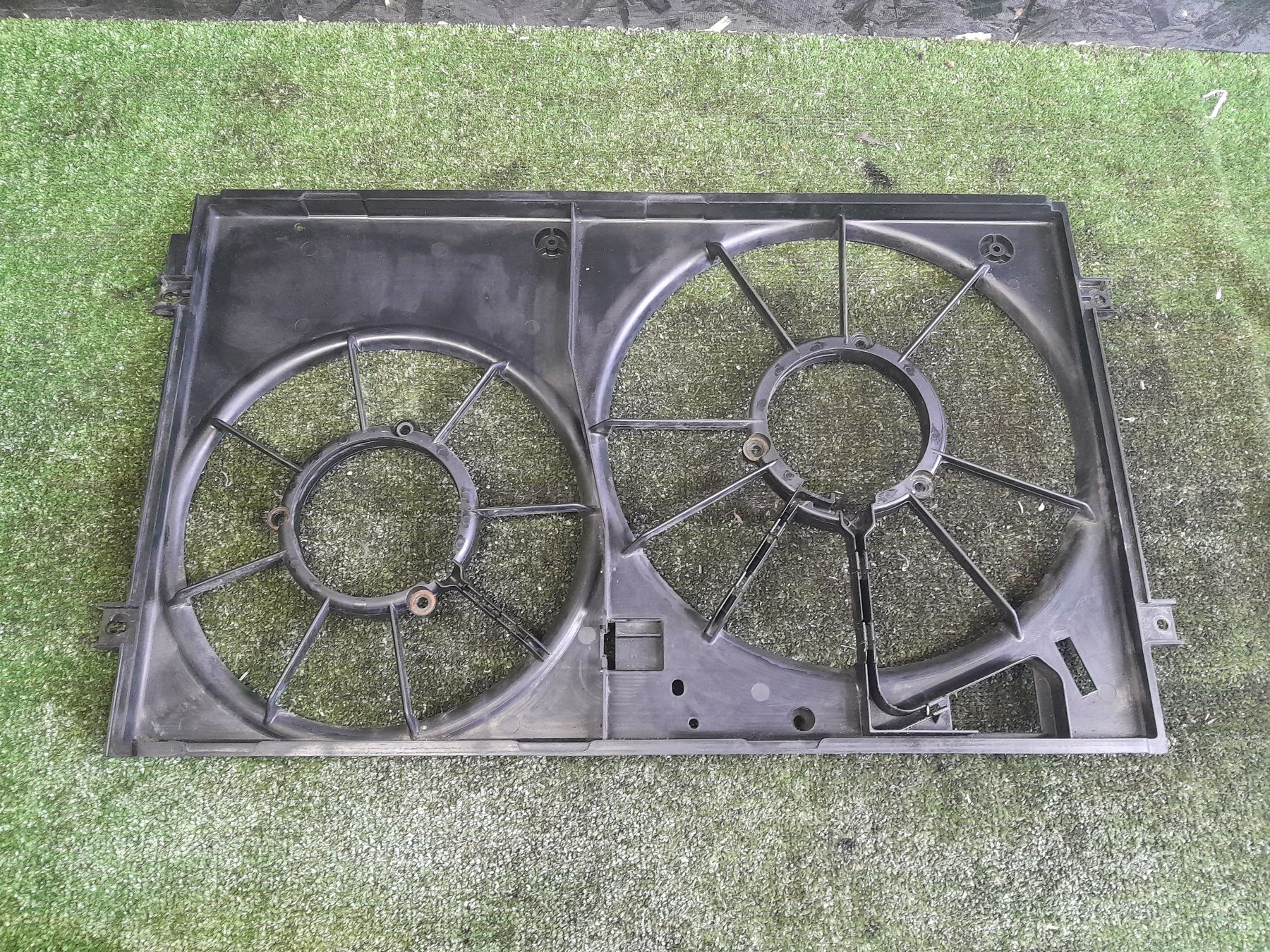 Дифузор (кожух) радіатора охолодження Volkswagen Caddy III (2004-2015),Touran I (2003-2010) 1K0121207J