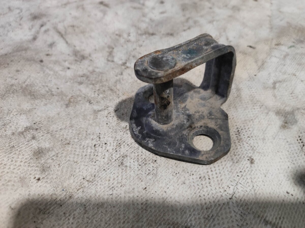 Клін стопорний Volkswagen Caddy III (2004-2015) 7H0843767B