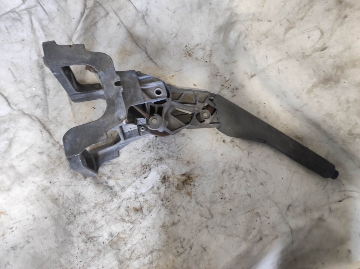 важіль ручника; важіль ручного гальма; привід гальма стоянки (управління ручним гальмом; Ручник) Volkswagen Caddy III (2004-2015) 1T1711303E