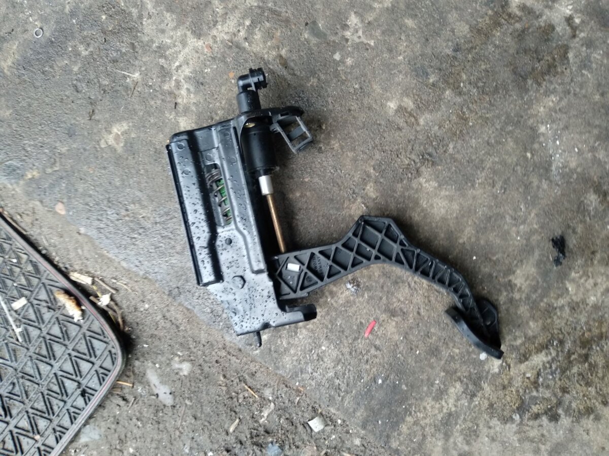 Педаль сцепления Volkswagen GOL IV 05-10 1J1721321C
