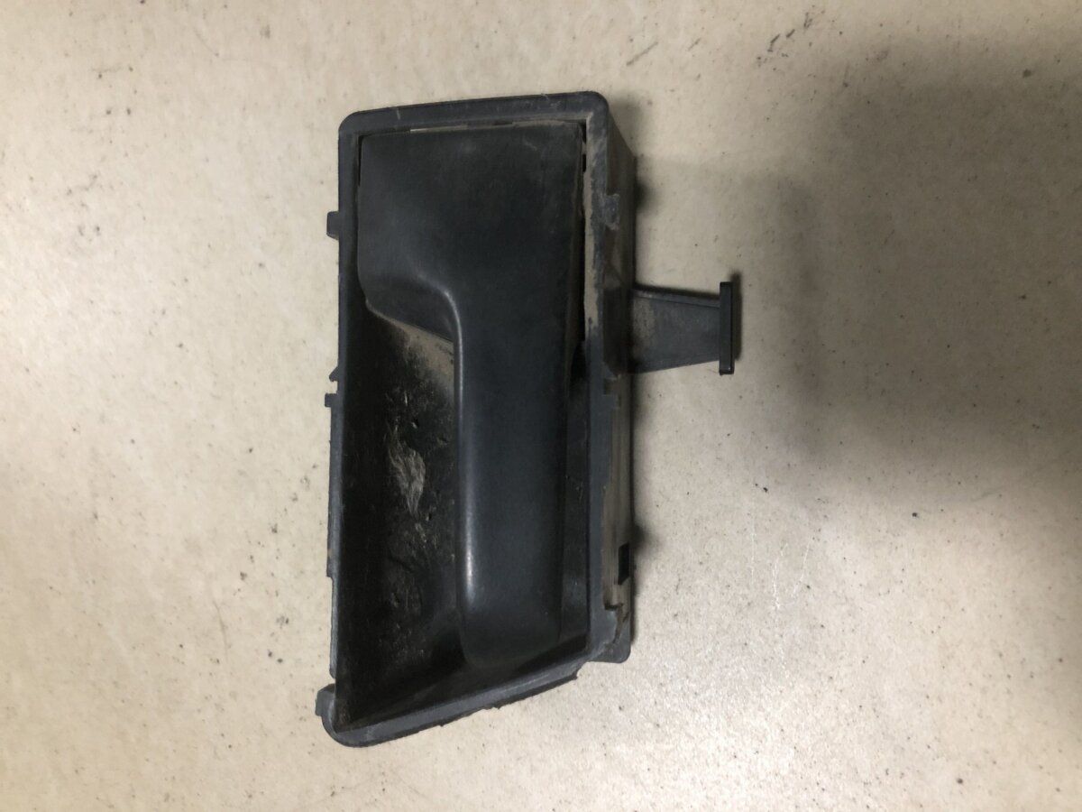 Ручка дверей передня внутрішня права Volkswagen Golf II 1983-1992 321837236A
