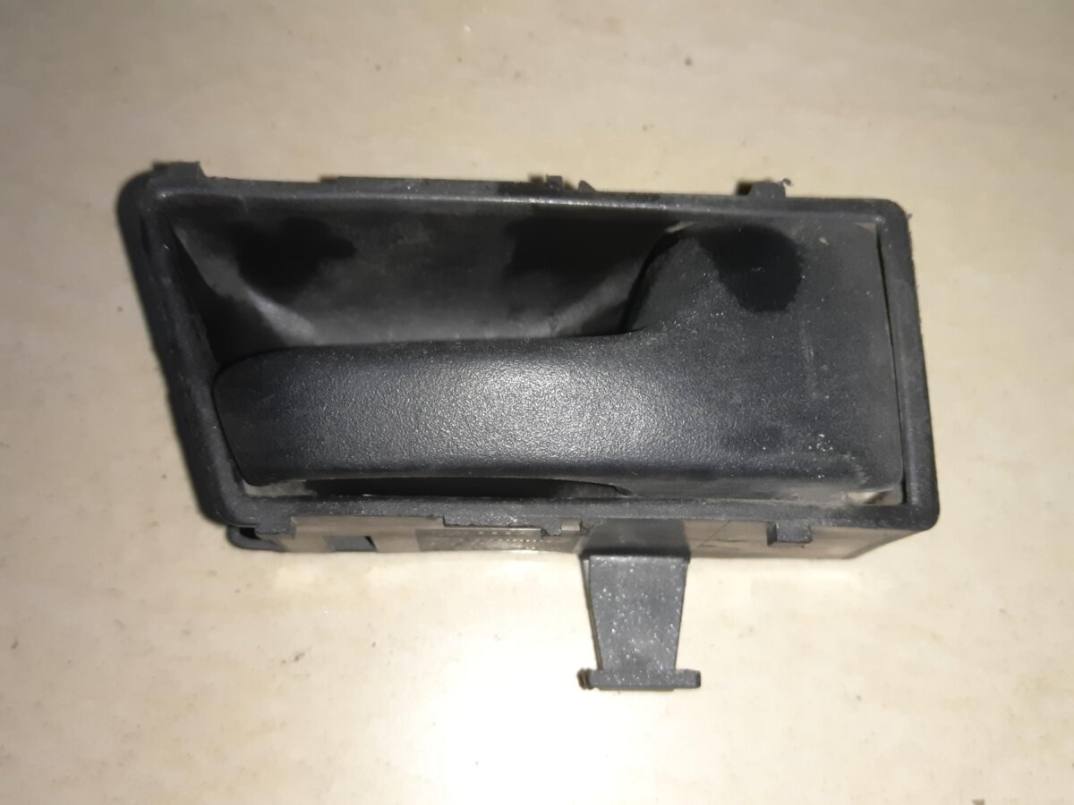 Ручка дверей передня внутрішня права Volkswagen Golf II 1983-1992 321837236A
