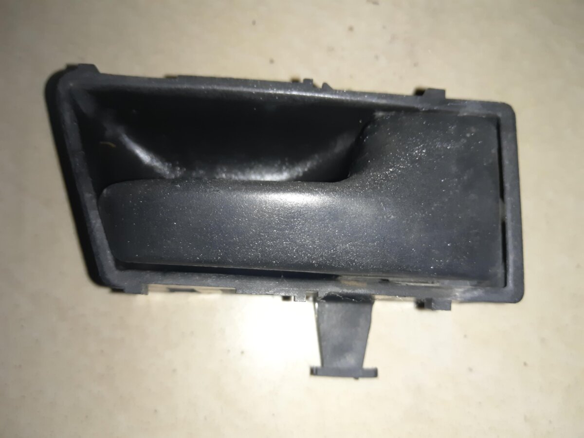 Ручка дверей передня внутрішня права Volkswagen Golf II 1983-1992 321837236A
