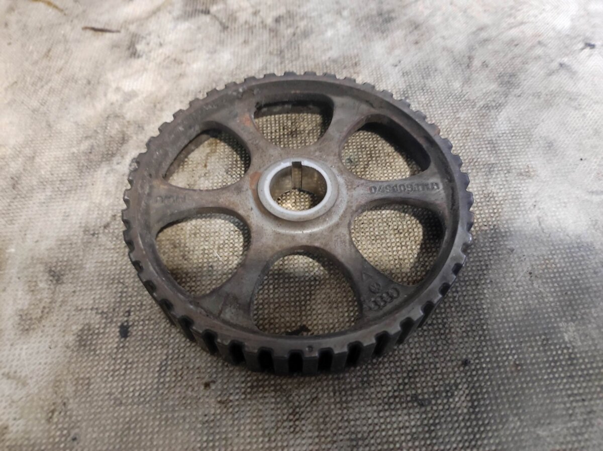 Шків розпридвала Volkswagen Golf II 1983-1992 049109111B