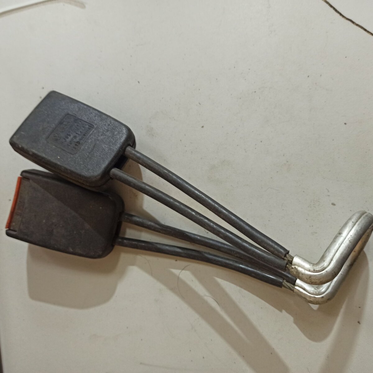 Двойной замок ремней безопасности Volkswagen Golf III (1991-1999) 1H0857739A