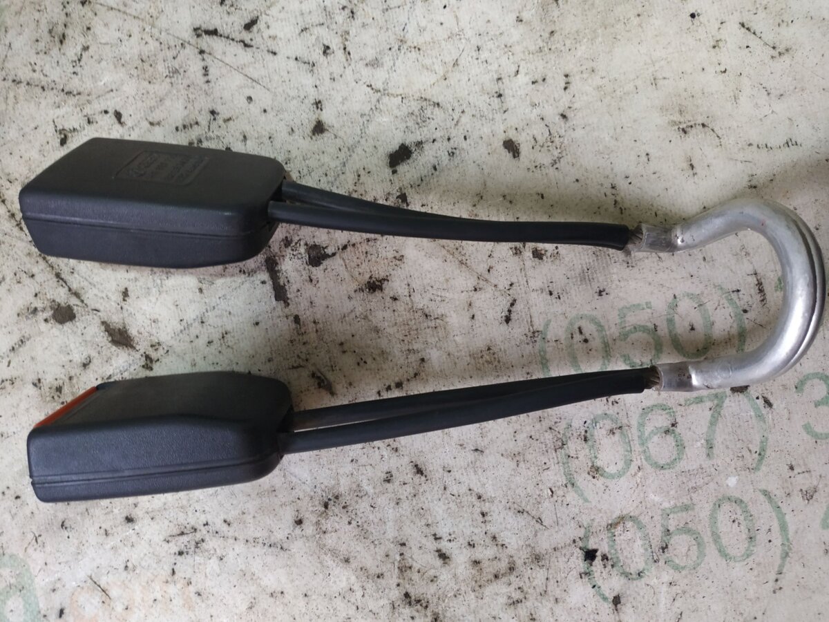 Двойной замок ремней безопасности задній Volkswagen Golf III (1991-1999) 1H0857739A