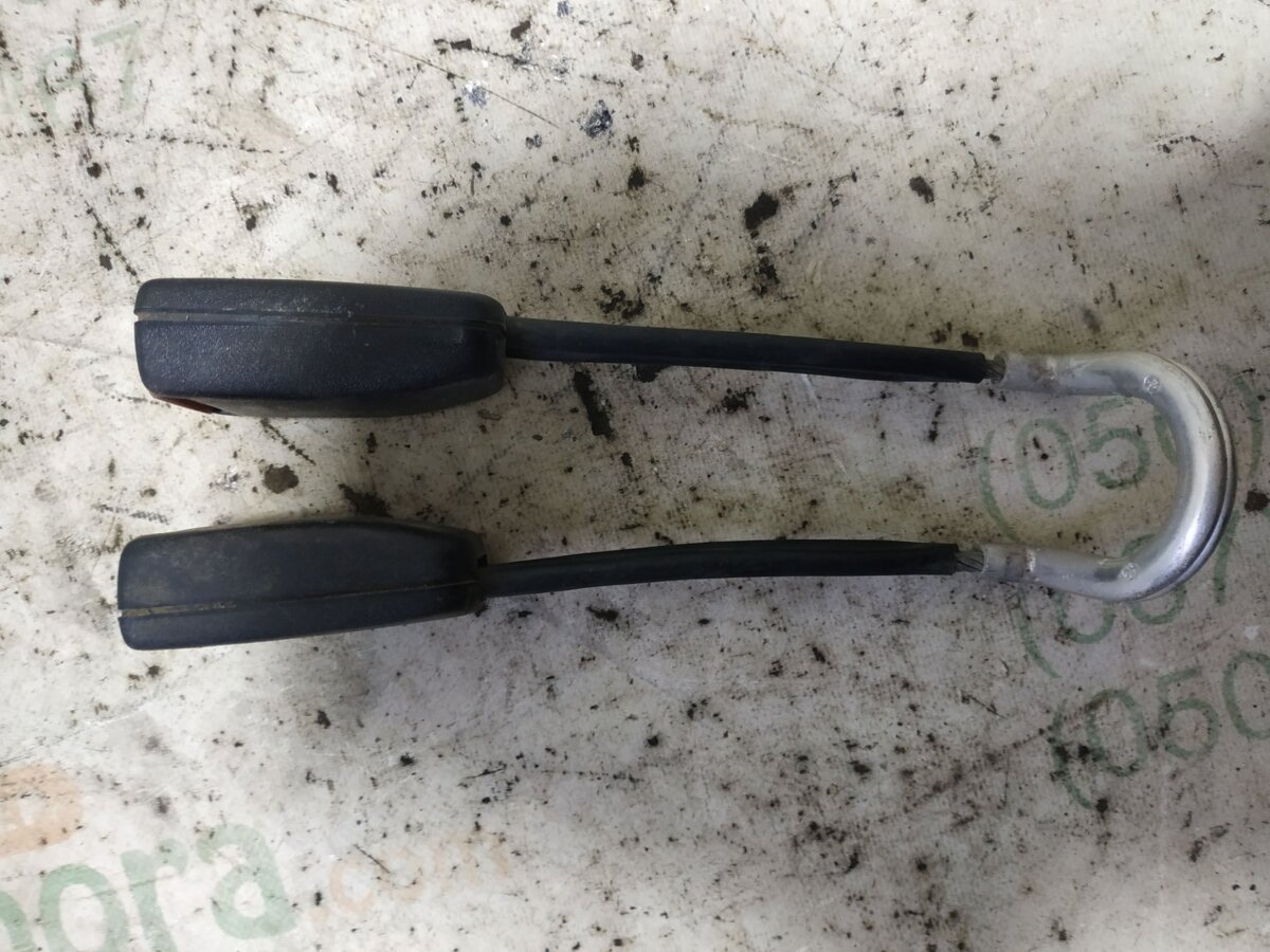 Двойной замок ремней безопасности задній Volkswagen Golf III (1991-1999) 1H0857739A