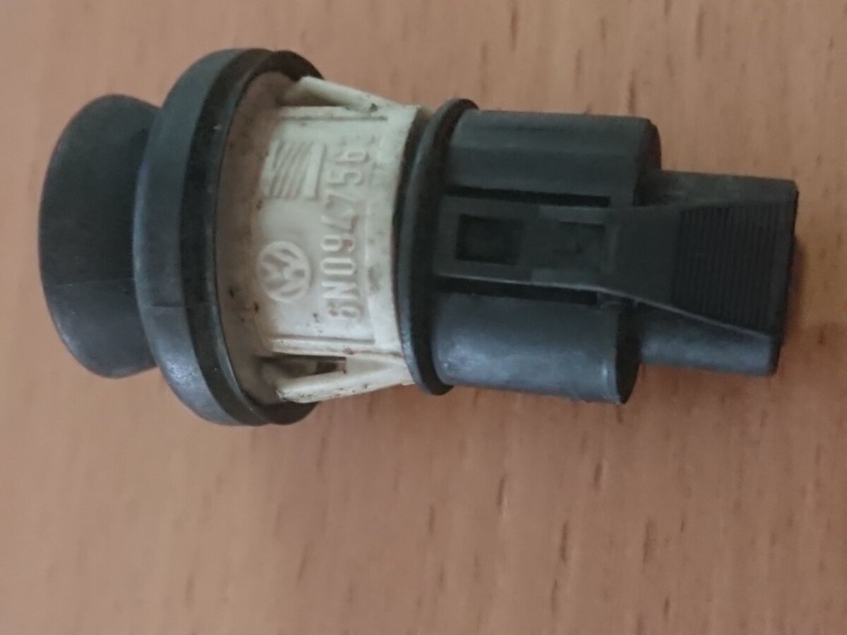 кінцевий вимикач; кінцевик; датчик закривання дверей (кінцевий вимикач) Volkswagen Golf III (1991-1999) 6N0947563