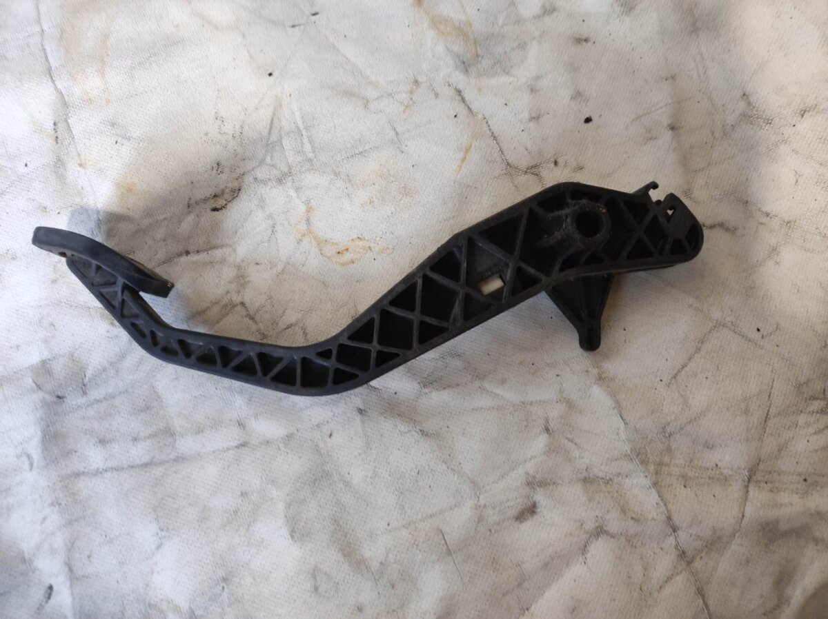 Педаль сцепления volkswagen vw golf 3 Volkswagen Golf III (1991-1999) 1H1721321A