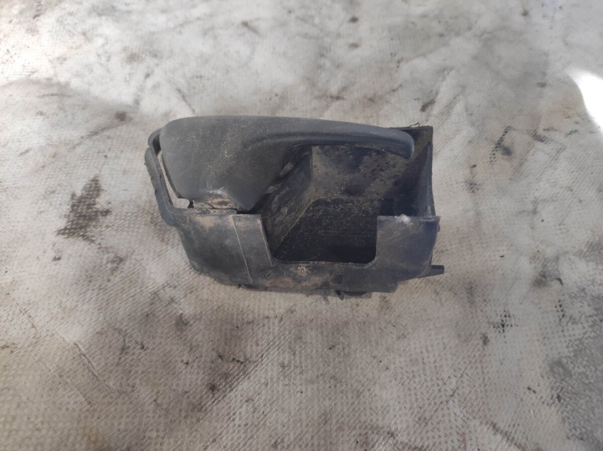 Ручка дверей внутрішня права гольф4 Volkswagen Golf III (1991-1999) 1H0837142